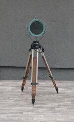 Lampa    stojacia   v    industriálnom    štýle