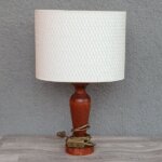 Lampa    stolná    z   masívneho   dreva