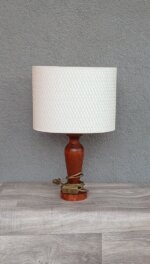 Lampa    stolná    z   masívneho   dreva