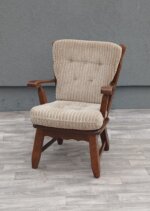 Kreslo   z   masívu  a   menčestrovej    látky