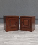 Set   masívnych    dubových   nočných    stolíkov