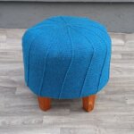 Taburetka    háčkovaná    s    drevenými    nohami