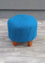 Taburetka    háčkovaná    s    drevenými    nohami