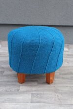 Taburetka    háčkovaná    s    drevenými    nohami – Obrázok 2