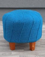 Taburetka    háčkovaná    s    drevenými    nohami – Obrázok 3