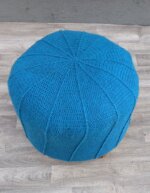 Taburetka    háčkovaná    s    drevenými    nohami – Obrázok 4