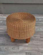 Taburetka    háčkovaná    s    drevenými    nohami – Obrázok 5