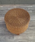 Taburetka    háčkovaná    s    drevenými    nohami – Obrázok 8