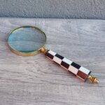 Lupa   elegantná   retro   s   čierno   -   bielou   šachovnicovou   rukoväťou