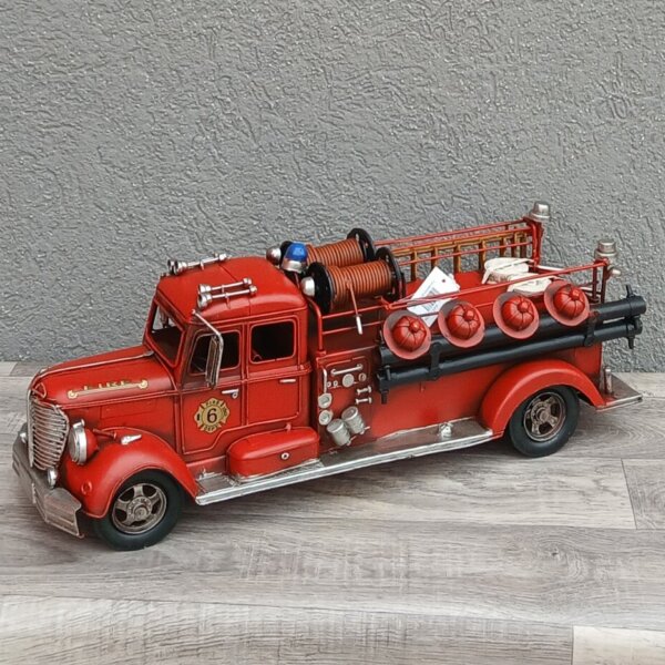 Retro    model    –    veľké     hasičské    auto