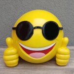 Figúrka   štýlová     3D    „  Cool Emoji  “   so    slnečnými    okuliarmi   –   92 cm