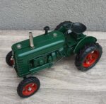 Retro    model   -    traktor   -   zelený