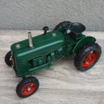 Retro    model   -    traktor   -   zelený