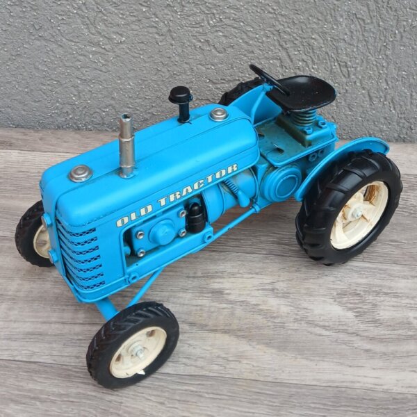 Retro    model    -    traktor  -   modrý