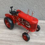 Retro    model    –   traktor   –  červený